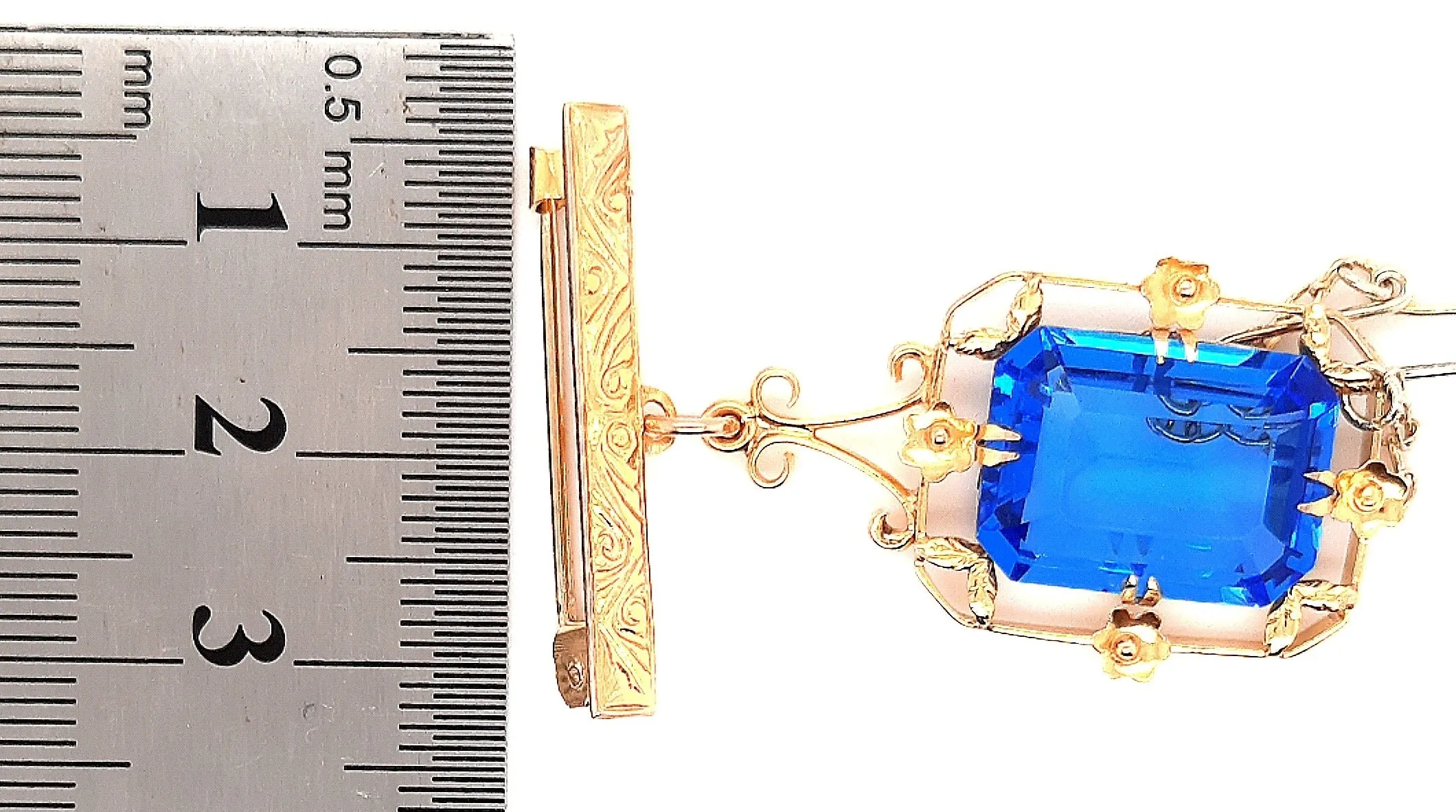 9ct Yellow Gold Engraved Bar Brooch with 11.35ct Spinel