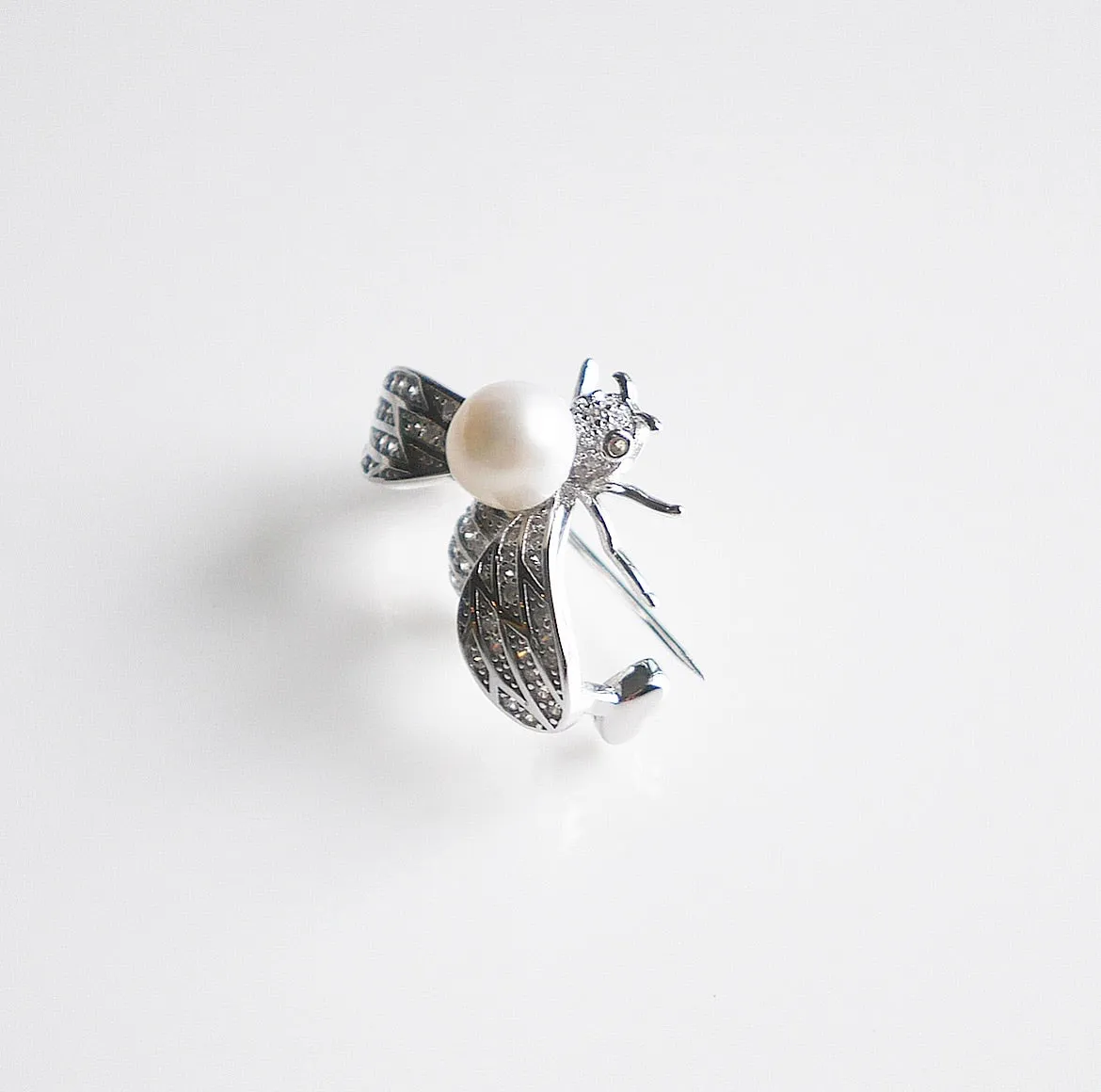 Bee Classic with Freshwater Pearl .925 Sterling Silver Brooch