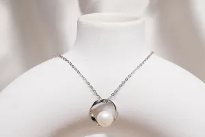 Pearl with silver halo