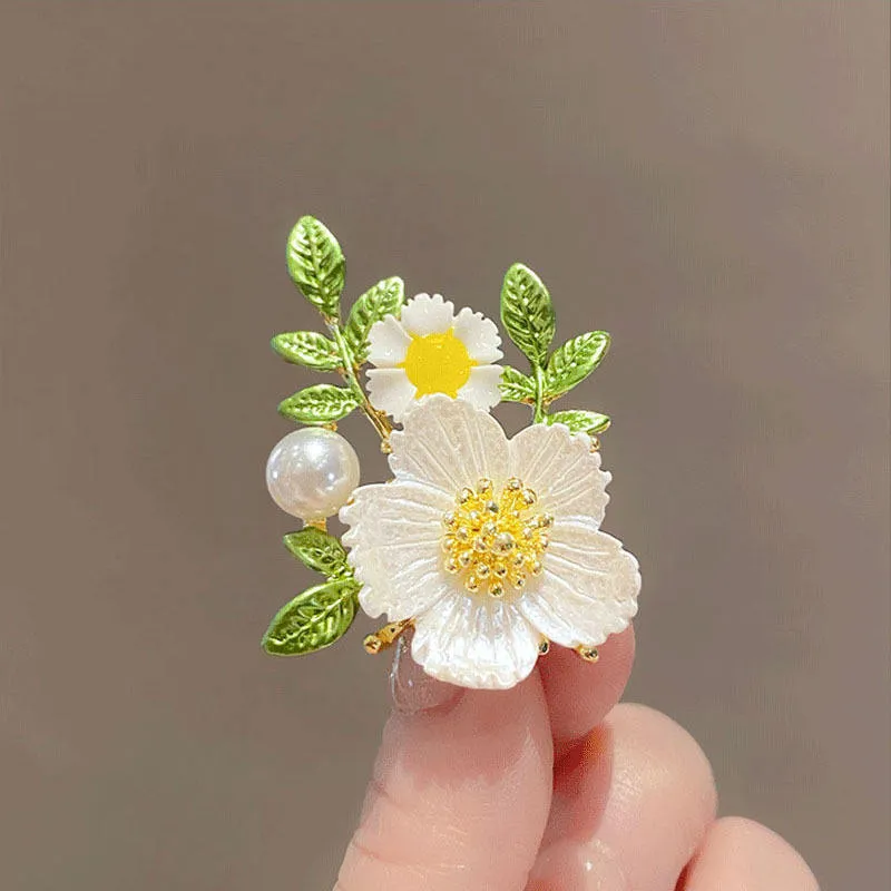 SISSLIA 2024 New High Quality Daisies Upscale Everything with Lovely Flowers White Shell Brooch for Women