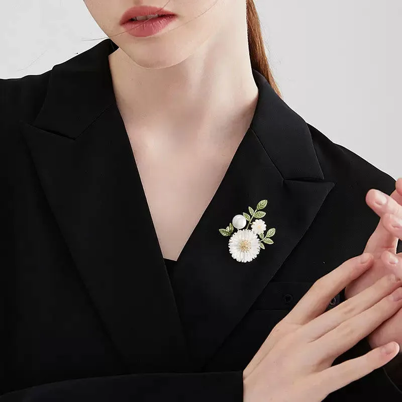 SISSLIA 2024 New High Quality Daisies Upscale Everything with Lovely Flowers White Shell Brooch for Women